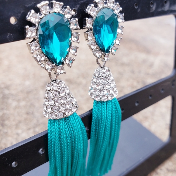 Teal statement earring - Picture 2 of 8